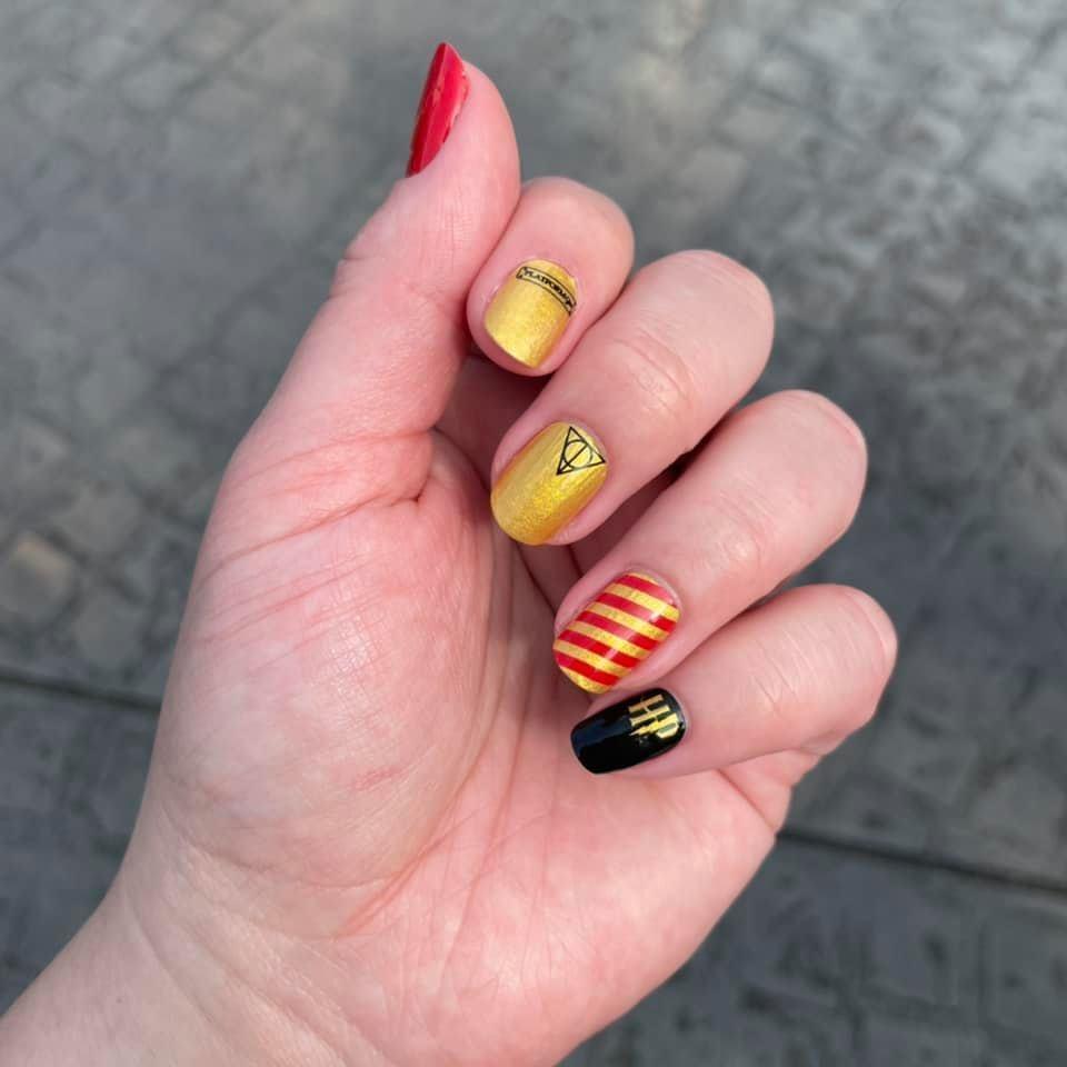 Harry Potter: 10 Most Incredible Gryffindor Nail Art Designs